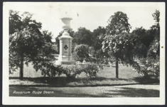 17681 Gezicht in het rosarium van het huis Doorn (Langbroekerweg 10) te Doorn.